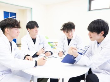 新大阪歯科技工士専門学校